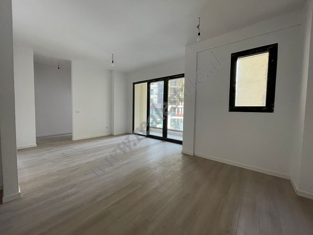 
Apartament 2+1 ne shitje prane Kompleksit Dinamo, ne rrugen e Kosovareve ne Tirane.
Banesa ndodhe